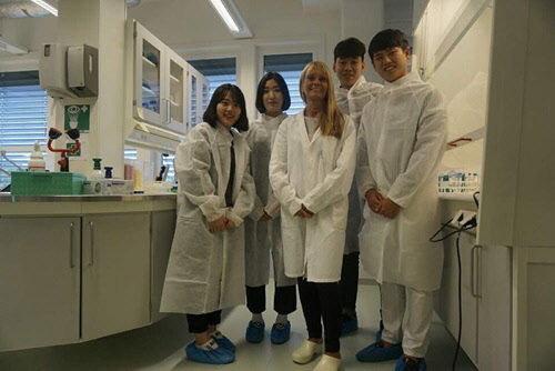 최우수상을 수상한 '소금물'팀이 노르웨이에서 '꿈 도전 활동'을 진행하고 있는 사진이다.